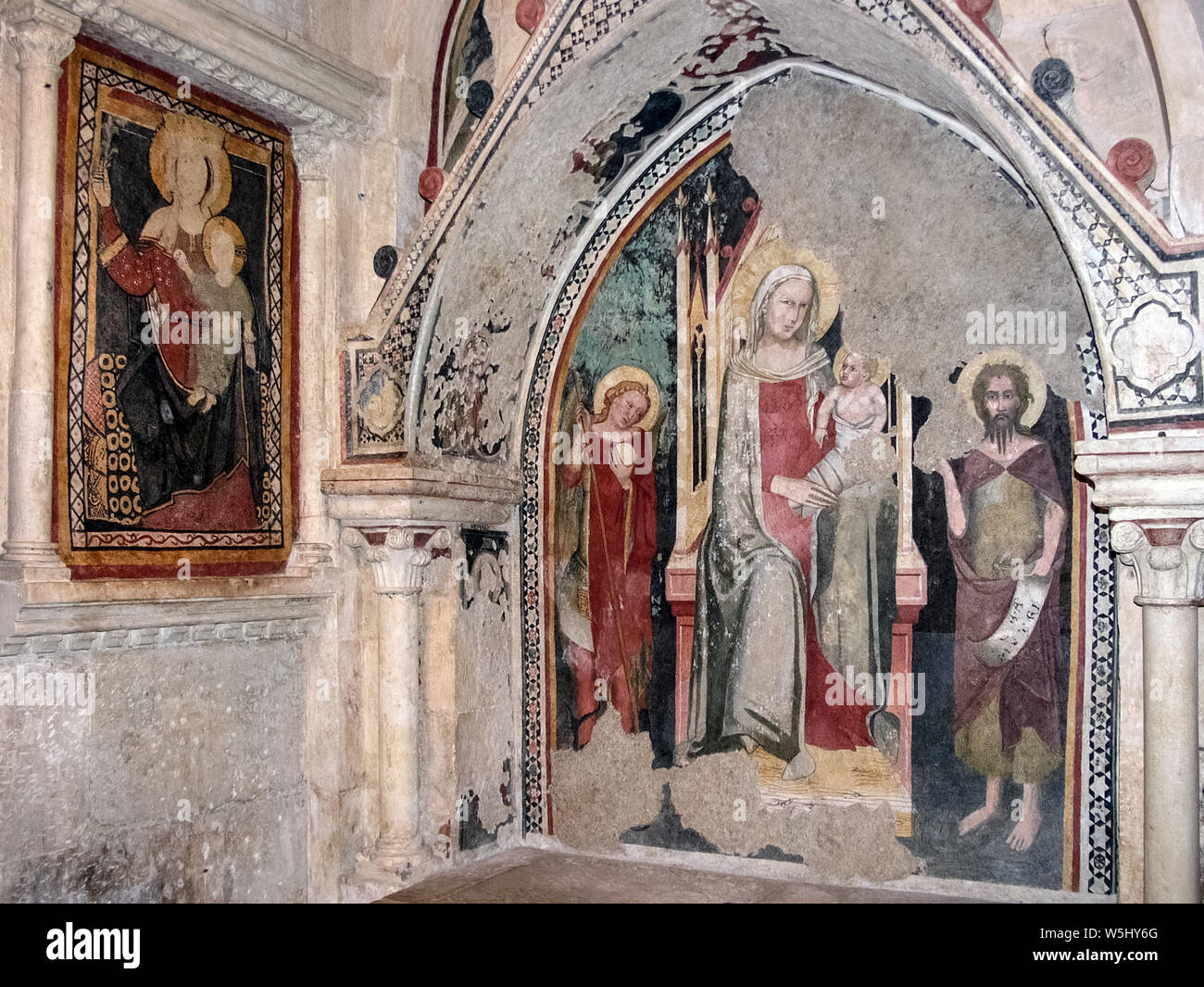 Italien Abruzzen Sulmona Kathedrale von San Panfilo Krypta - mit Fresken verzierte Nische Grabmal mit der Darstellung der Madonna mit Kind zwischen des Erzengels St. Michael und St. Johannes der Täufer - 14. Jahrhundert Stockfoto