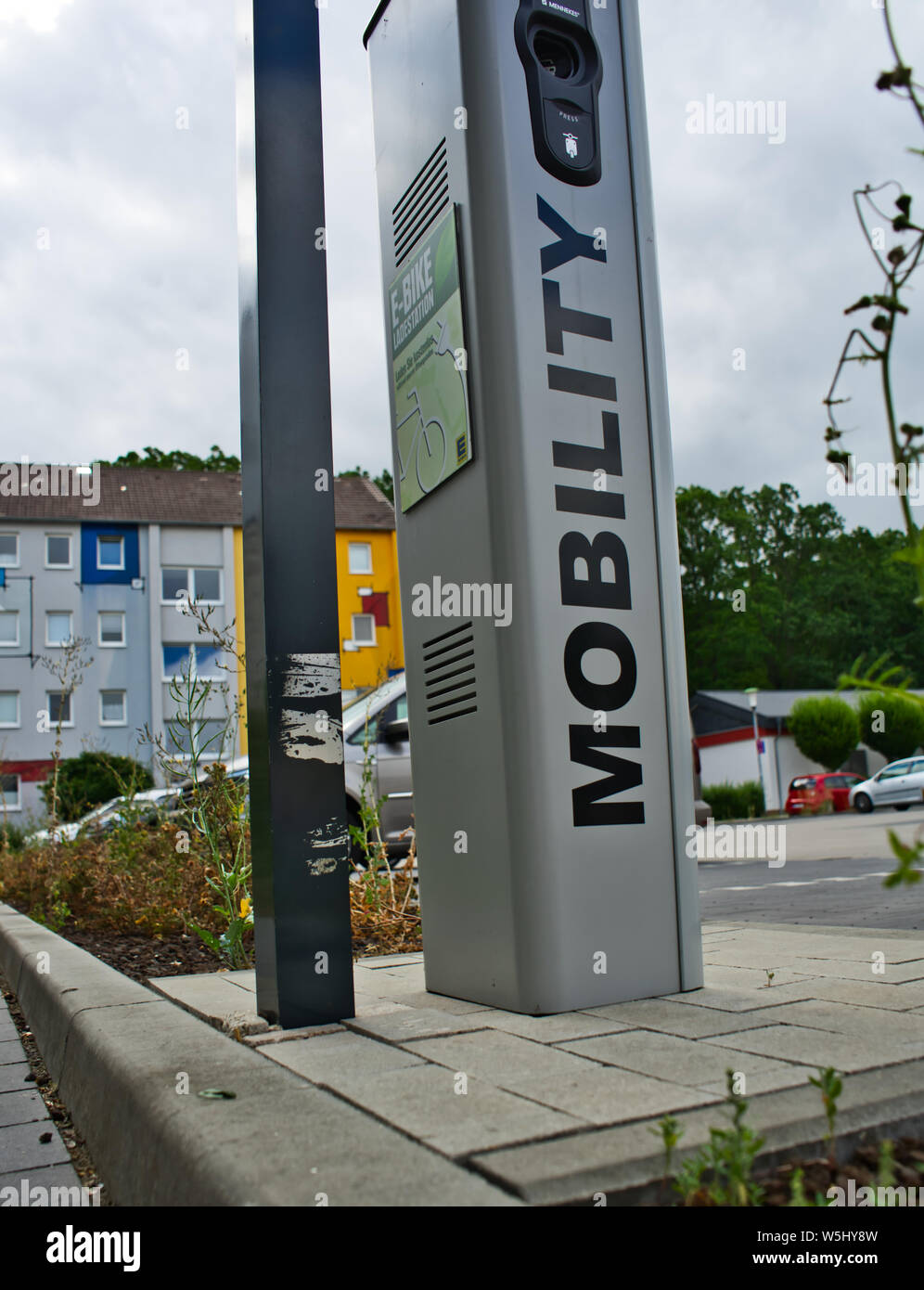 Wolfsburg, Deutschland, Juli 7., 2019: Ladestation für eine elektrische Tankstelle für emissionsfreie Elektroautos auf dem Parkplatz eines Supermarkts. Stockfoto