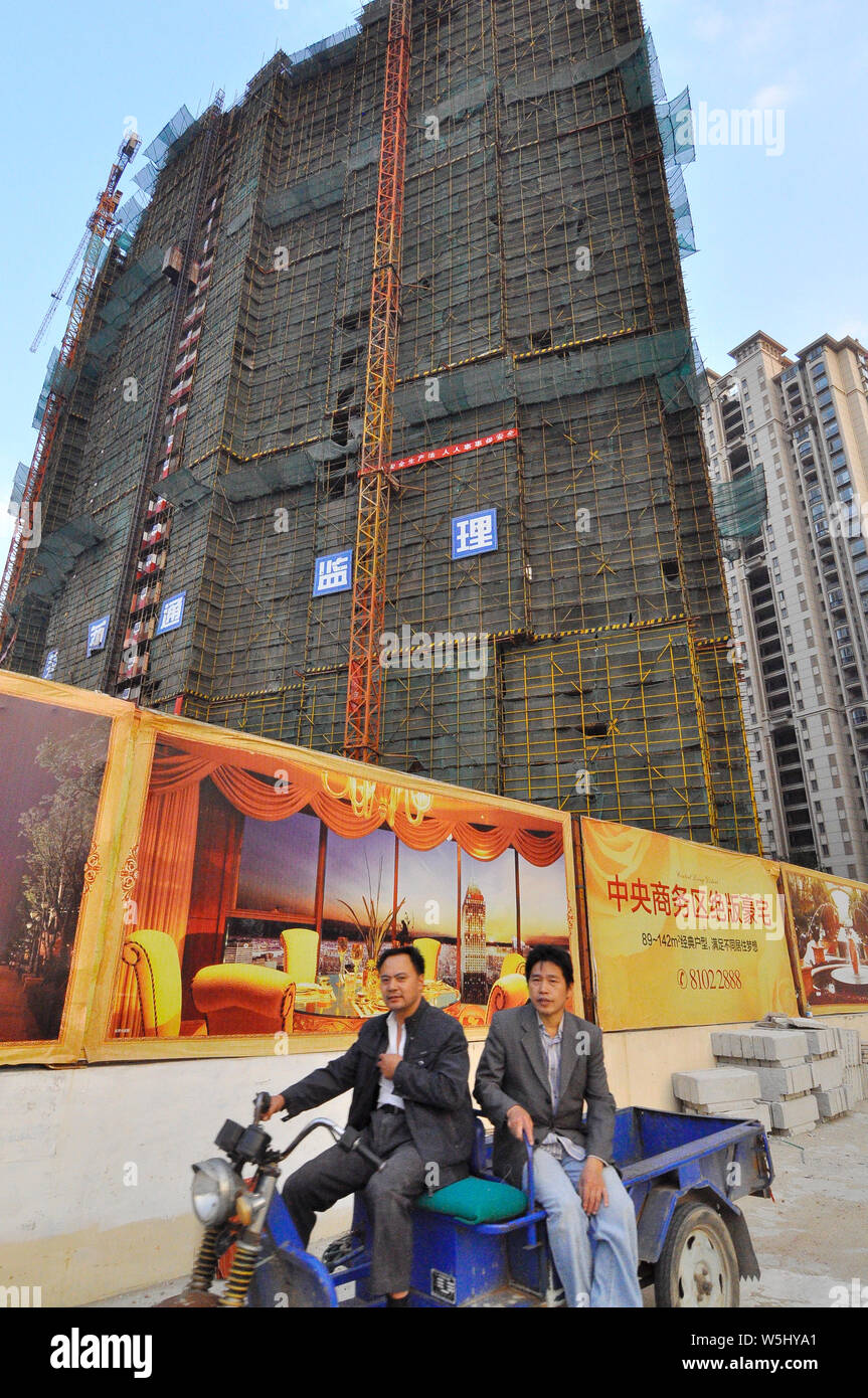 Wanderarbeitnehmer Fahrt vom Luxus Apartment Block sind Sie Bau in Nantong China Stockfoto