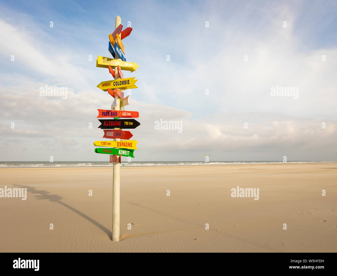 Wegweiser den Weg zu den internationalen Standorten am Strand von Berck-Plage, Frankreich Stockfoto
