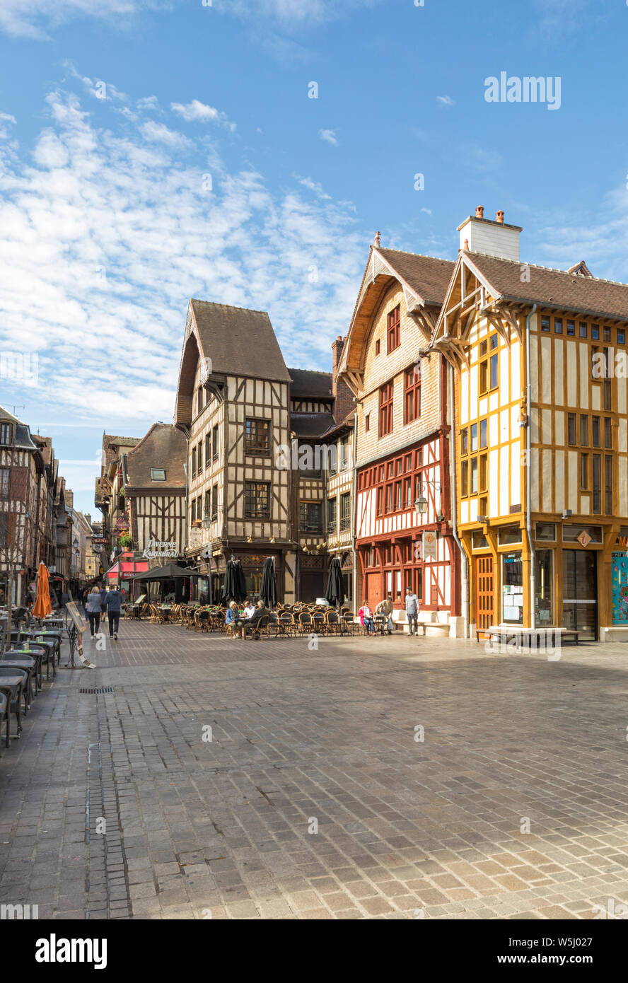 Mittelalterliche Häuser mit Restaurants und Cafés auf der Rue Champeaux die Altstadt von Troyes, Champagne, Frankreich Stockfoto