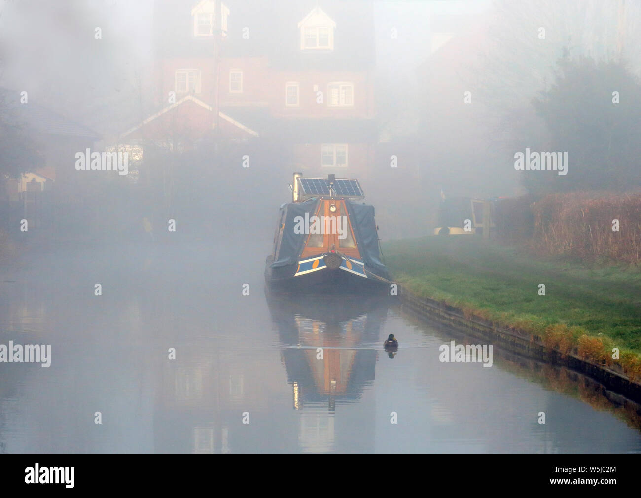 Misty am frühen Morgen auf den Trent und Mersey Canal eine britische Wasserwege Canal in der Nähe von Handsacre in Staffordshire, gedämpftes Licht Formen der Natur, so Stockfoto