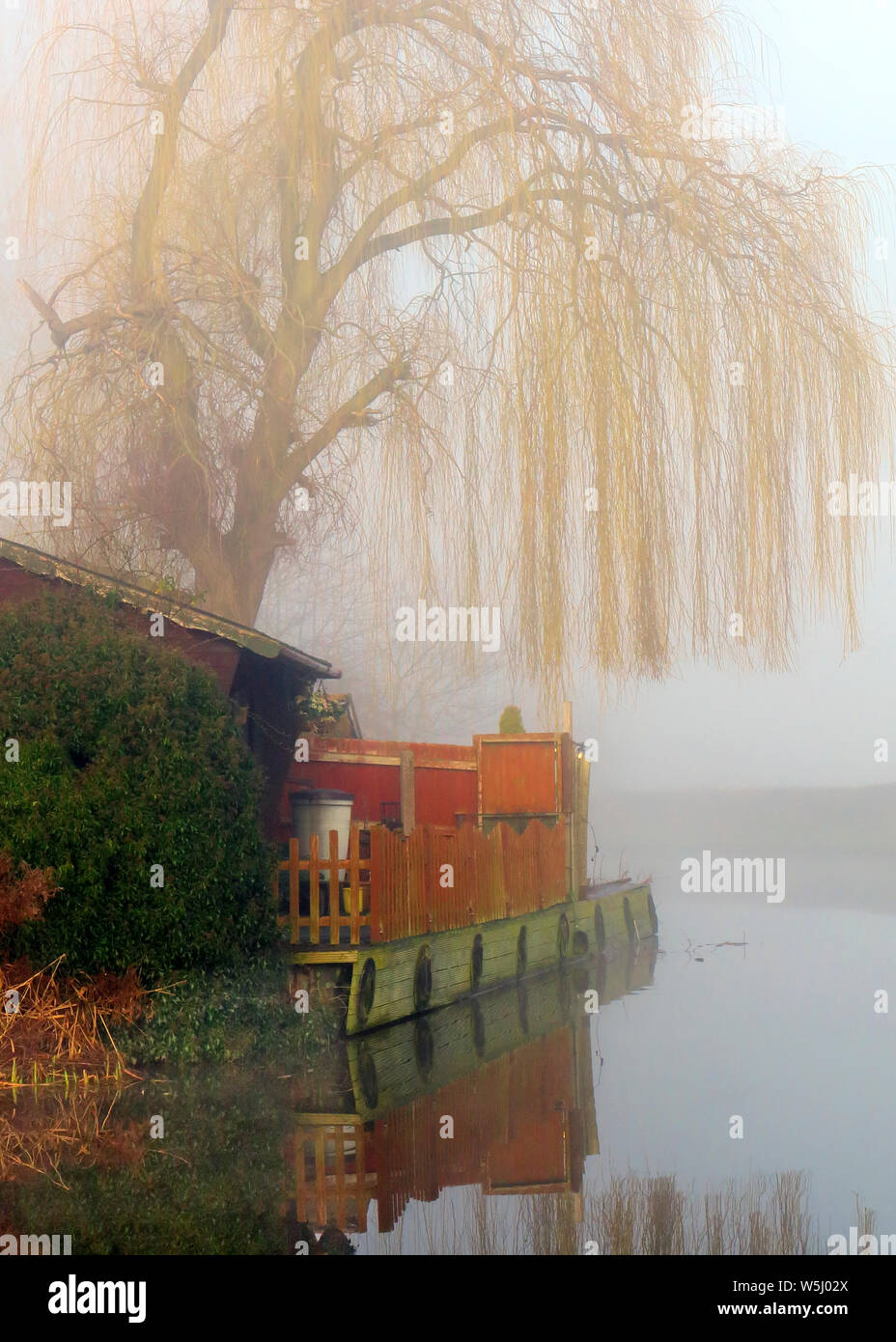 Misty am frühen Morgen auf den Trent und Mersey Canal eine britische Wasserwege Canal in der Nähe von Handsacre in Staffordshire, gedämpftes Licht Formen der Natur, so Stockfoto