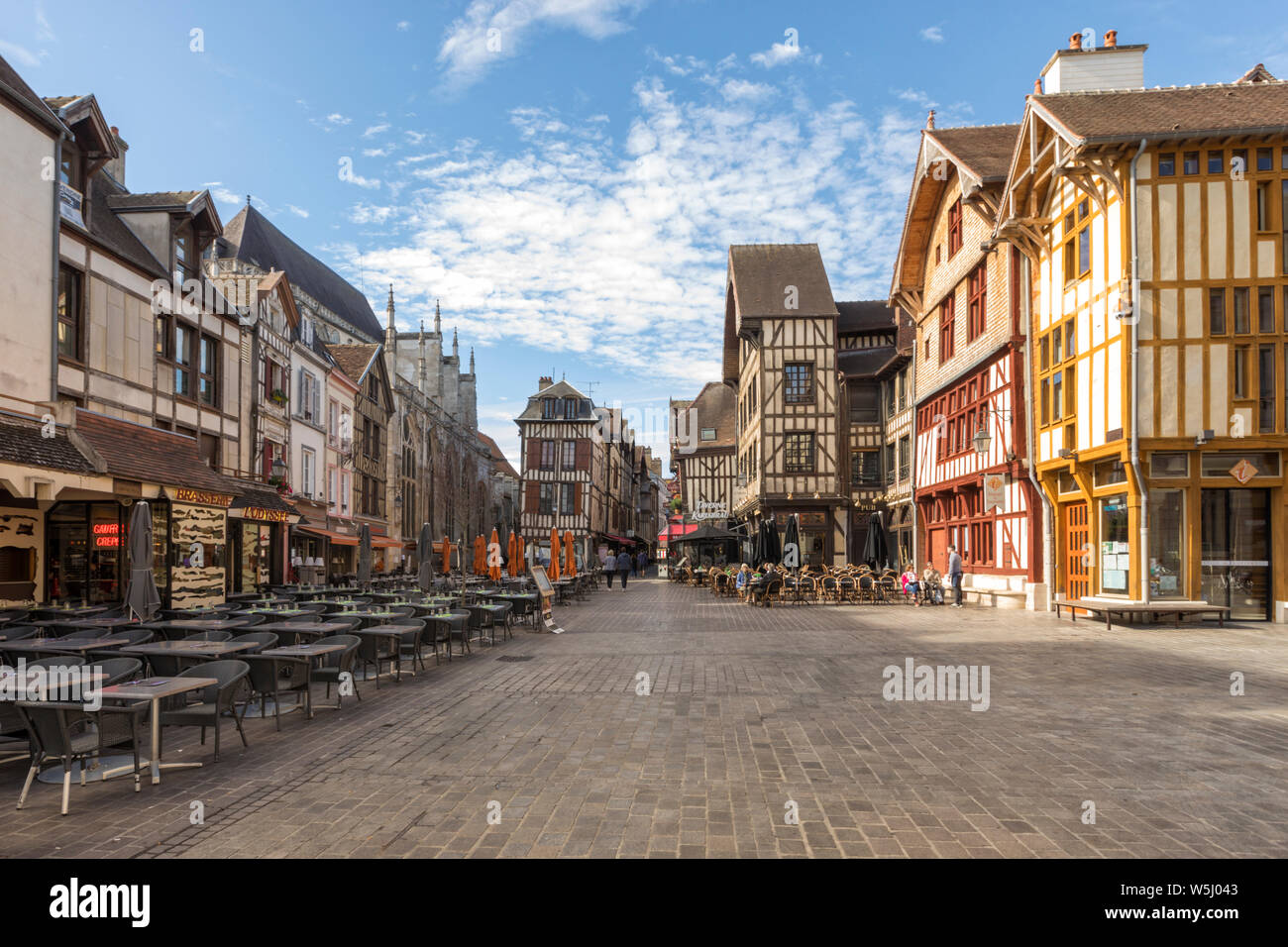Mittelalterliche Häuser mit Restaurants am Place Alexandre Israel und der Rue Champeaux die Altstadt von Troyes, Champagne, Frankreich Stockfoto