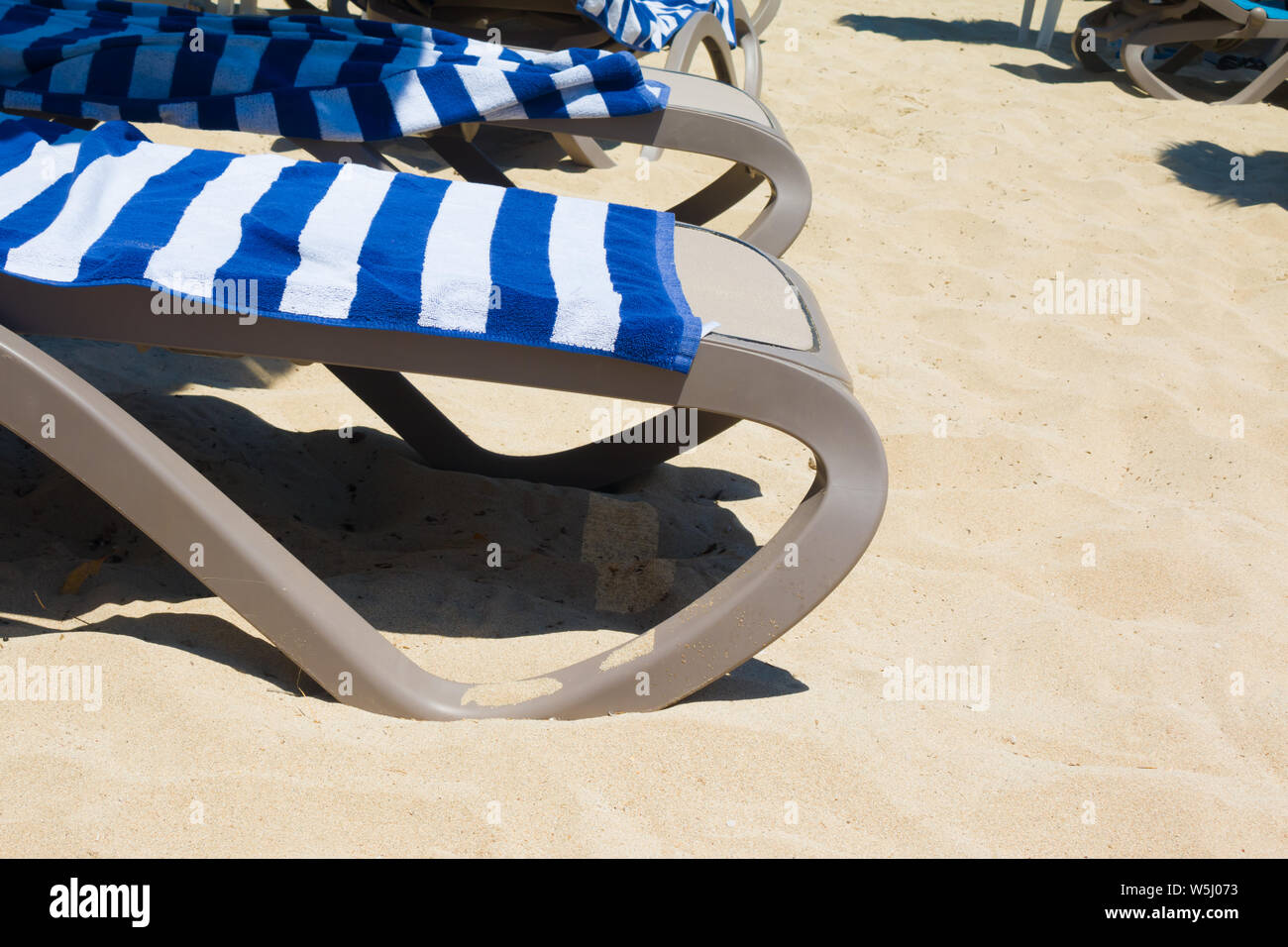 Sonnenliege an einem wunderschönen Strand Stockfoto