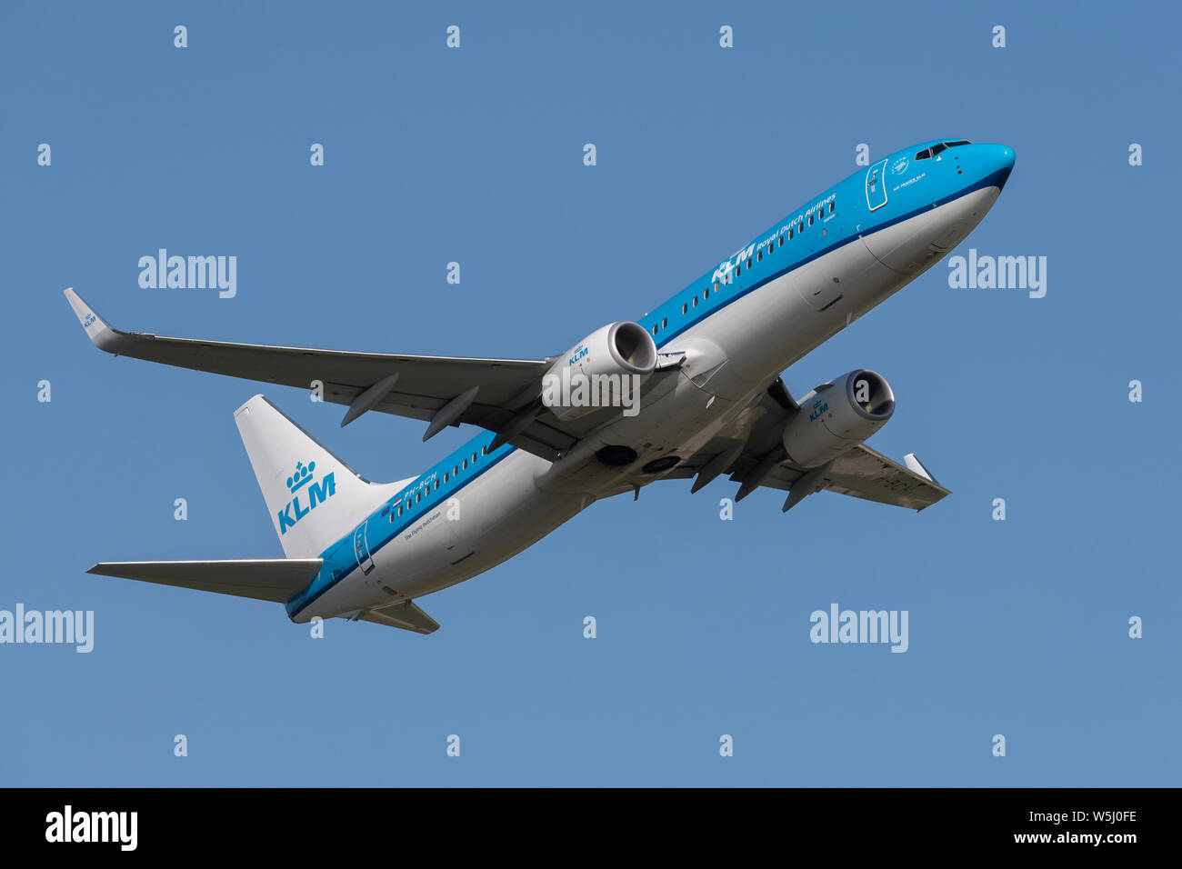 Ein KLM Boeing 737-800 zieht aus Manchester International Airport (nur redaktionelle Nutzung) Stockfoto
