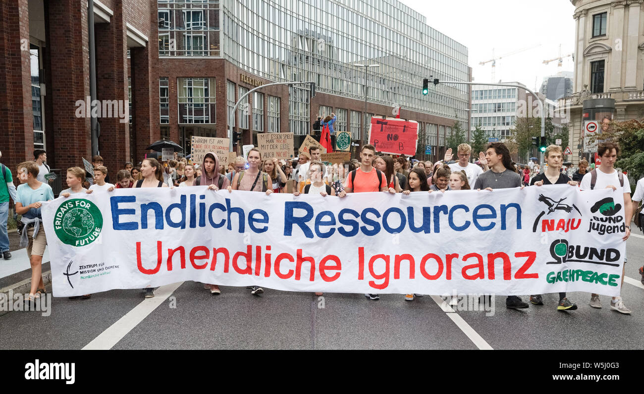 Hamburg, Deutschland. 29. Juli, 2019. Die Demonstranten zu Fuß hinter ein Banner mit der Aufschrift "Endliche Ressourcen. Earth Overshoot Day beschreibt die Zeit, zu der die natürlichen Ressourcen für das laufende Jahr verbraucht werden. Quelle: Markus Scholz/dpa/Alamy leben Nachrichten Stockfoto