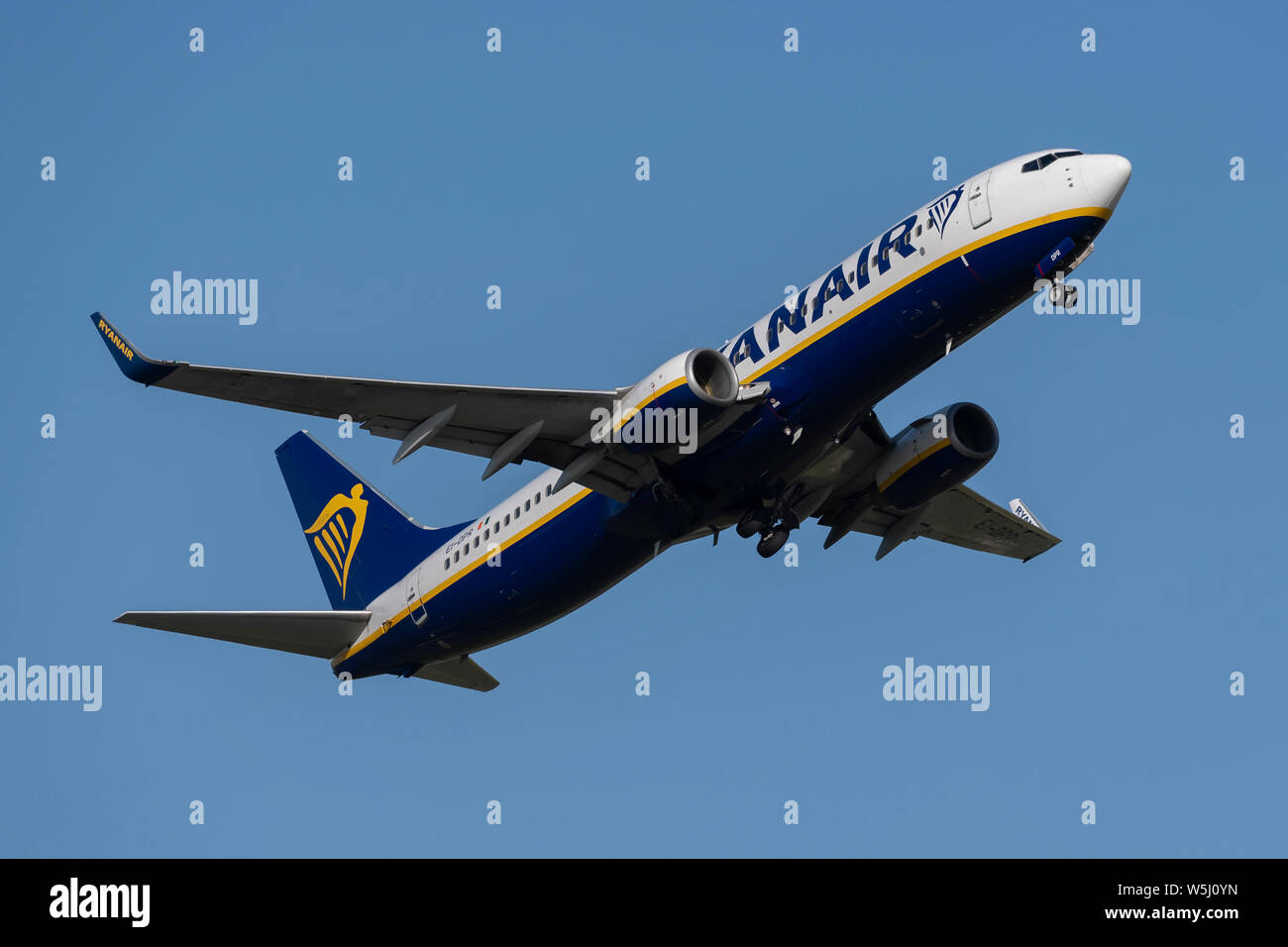 Eine Ryanair Boeing 737-800 zieht aus Manchester International Airport (nur redaktionelle Nutzung) Stockfoto