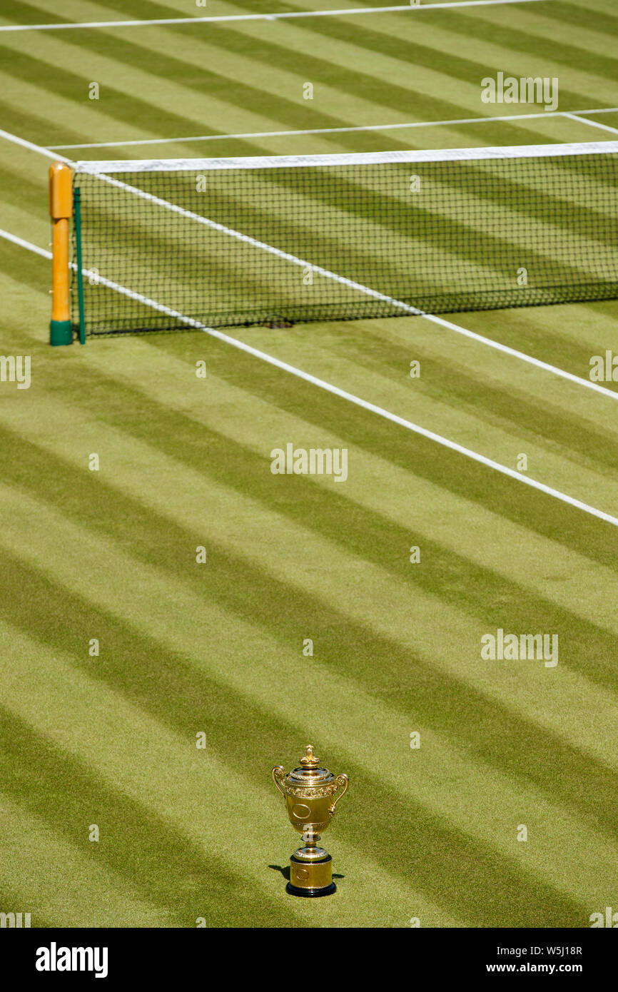 Die Herren Singles Trophy auf dem Center Court der Wimbledon Championships Stockfoto