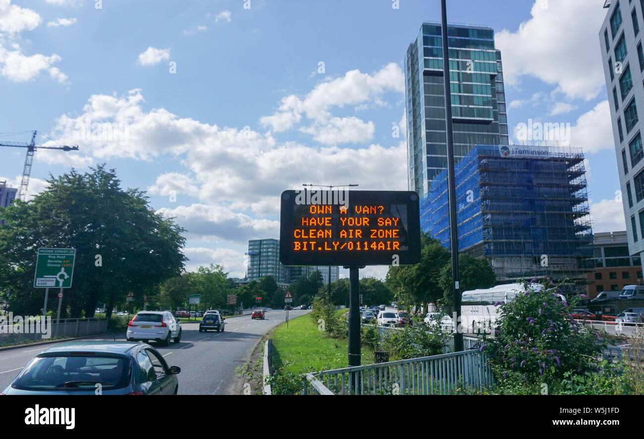 Sheffield, Yorkshire, Großbritannien. 29. Juli 2019. In einer Bemühung, die Luftqualität zu verbessern, Sheffield City Council hat eine Konsultation für seine Klasse C Clean Air Zone begonnen. Die saubere Luft Zone wird im Jahr 2021 gestartet werden. Credit: Ioannis Alexopoulos/Alamy leben Nachrichten Stockfoto