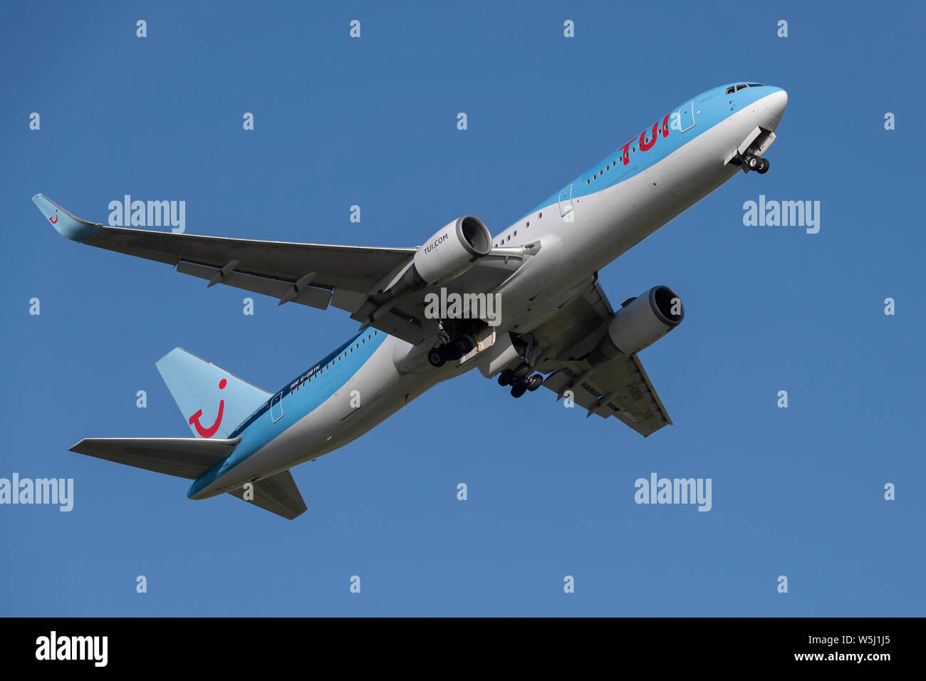 Der TUI-Airways Boeing 767-300 zieht aus Manchester International Airport (nur redaktionelle Nutzung) Stockfoto