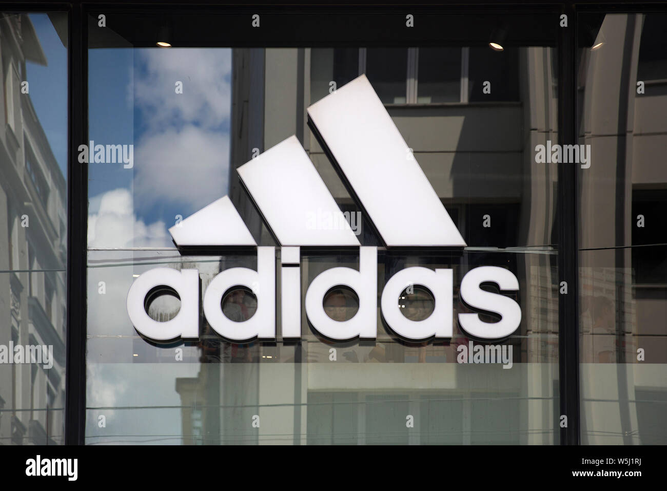 Detail der Adidas store in Istanbul, Türkei. Stockfoto
