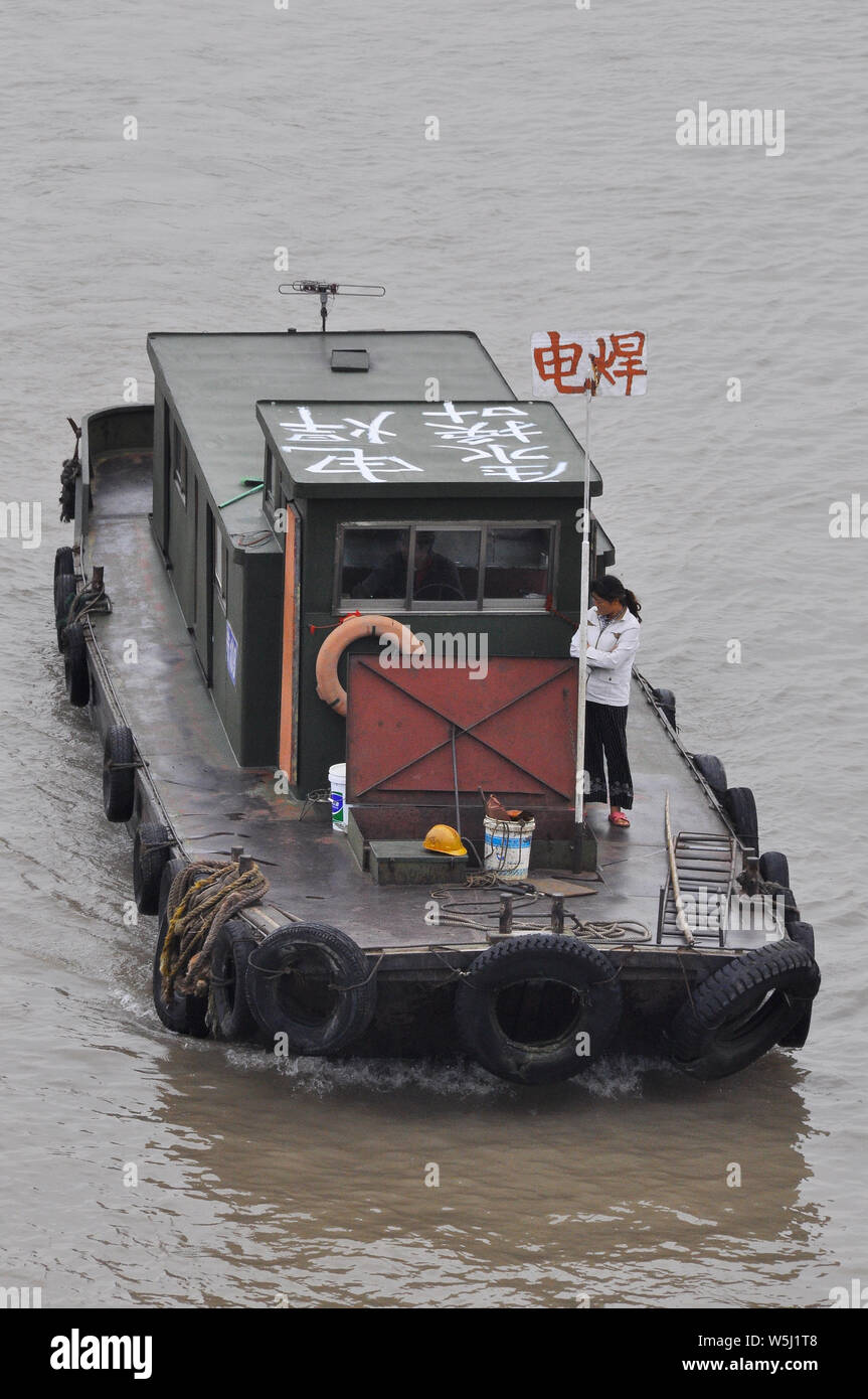 Leben auf der Kohle Lastkähne des Jangtse Fluss und Kanälen in der Nähe von Nantong, China Jiangsu Stockfoto