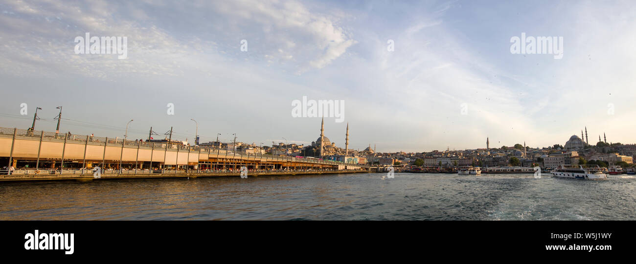 ISTANBUL, Türkei - 21. JUNI 2019: Nicht identifizierte Personen im Galata Brücke in Istanbul, Türkei. Galata Bridge ist die fünfte Brücke an diesem Ort und war Comp Stockfoto