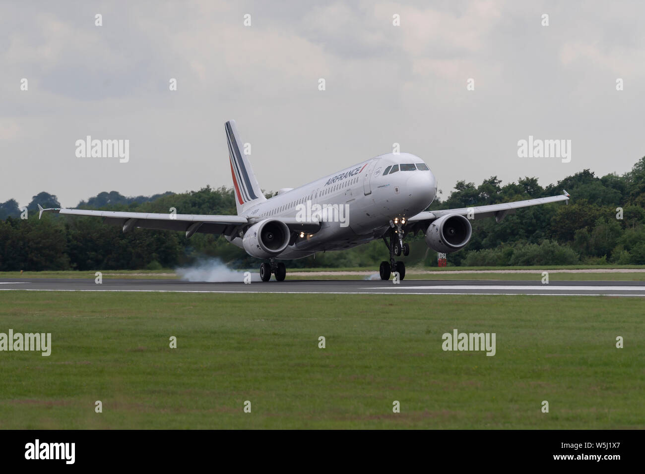 Ein Air France Airbus A320-200 landet an der Manchester International Airport (nur redaktionelle Nutzung) Stockfoto