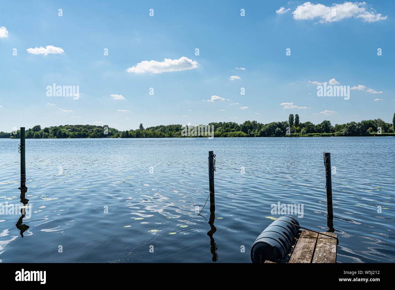 Die malerische Landschaft an der Havel in Berlin unter blauem Himmel Stockfoto