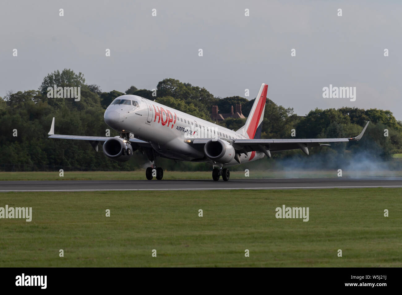 Ein HOP! Embraer ERJ-190 landet an der Manchester International Airport (nur redaktionelle Nutzung) Stockfoto