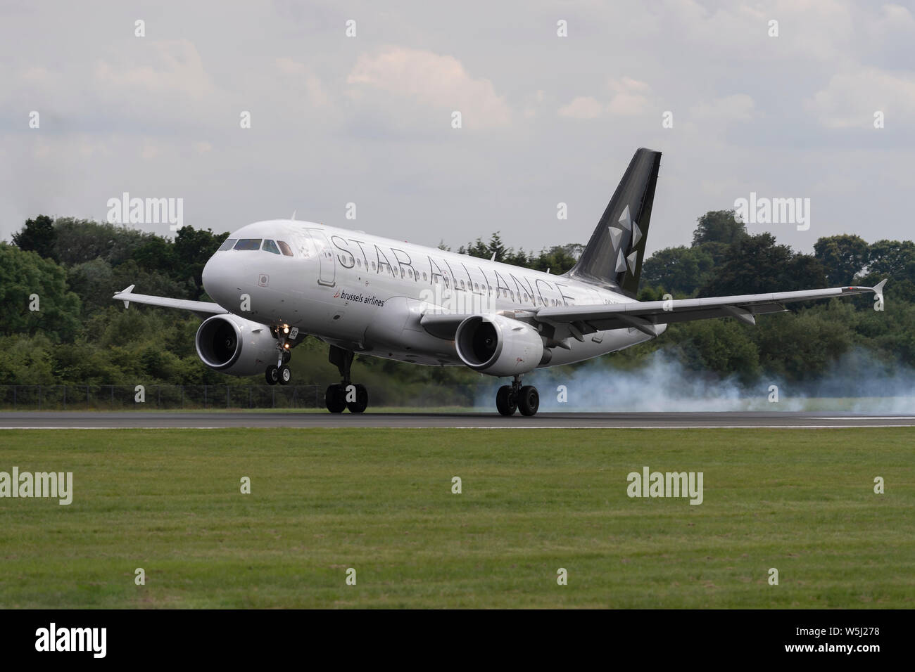Ein Brussels Airlines Airbus A319-100 landet an der Manchester International Airport (nur redaktionelle Nutzung) Stockfoto