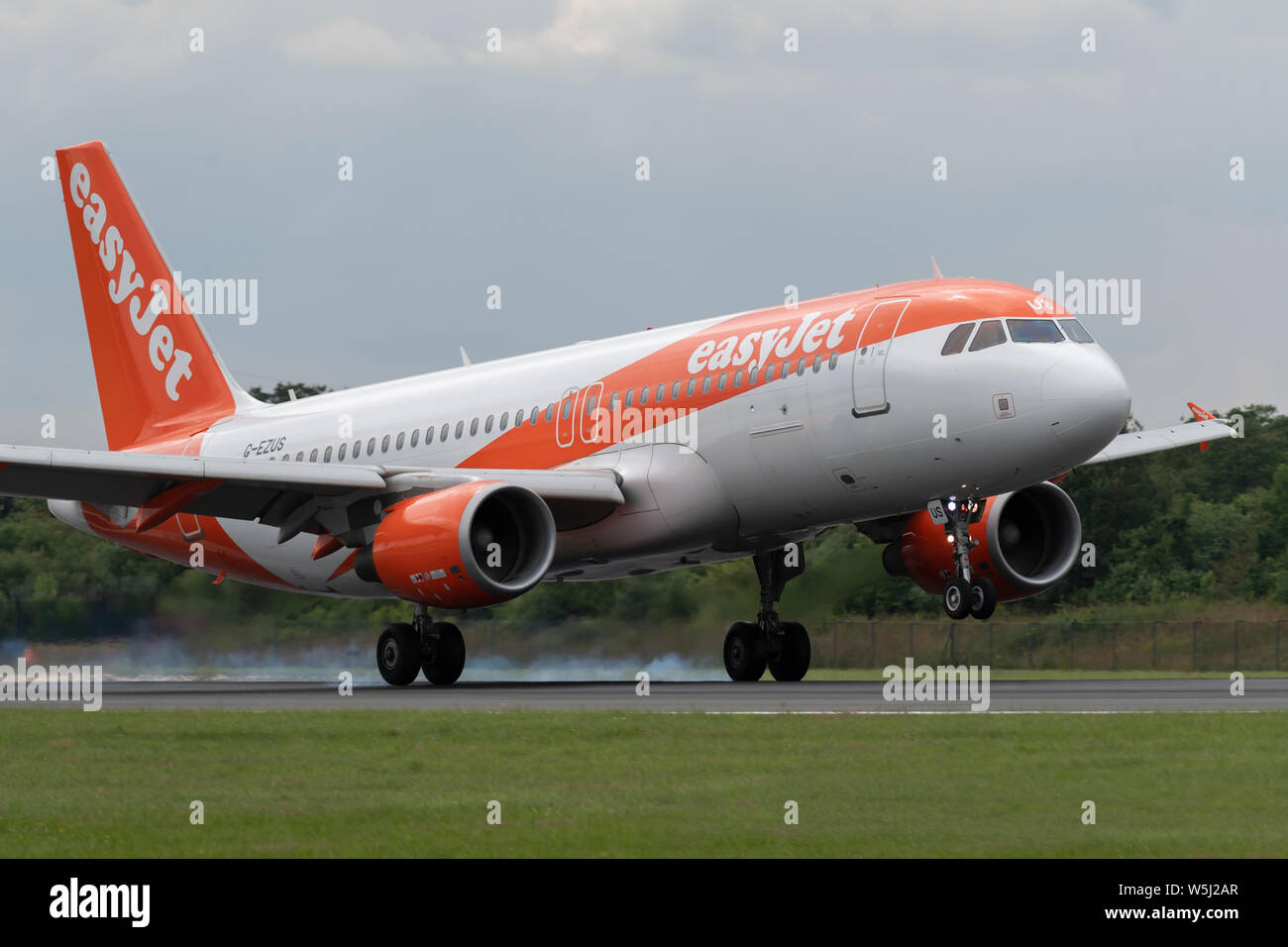 Eine EasyJet Airbus A320-200 landet an der Manchester International Airport (nur redaktionelle Nutzung) Stockfoto