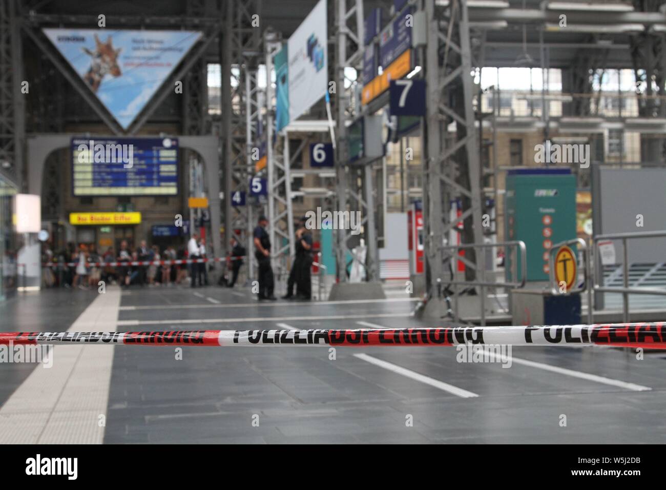 (190729) - Frankfurt, 29. Juli 2019 (Xinhua) - die örtliche Polizei block Teil der Frankfurter Hauptbahnhof in Frankfurt am Main, 29. Juli 2019. Ein 8-jähriger Junge wurde von einem fahrenden Zug getötet, nachdem er und seine Mutter, die angeblich von einem Mann auf die Gleise Montag Morgen am Frankfurter Hauptbahnhof gedrängt wurden. Die Mutter des Jungen war kaum in der Lage sich selbst zu retten und wurde ins Krankenhaus gebracht, die deutschen Medien Bild der lokalen Polizei zitiert. Der Verdächtige wurde nach in der Station gefangen wird verhaftet. (Xinhua / Shen Zhonghao) Stockfoto