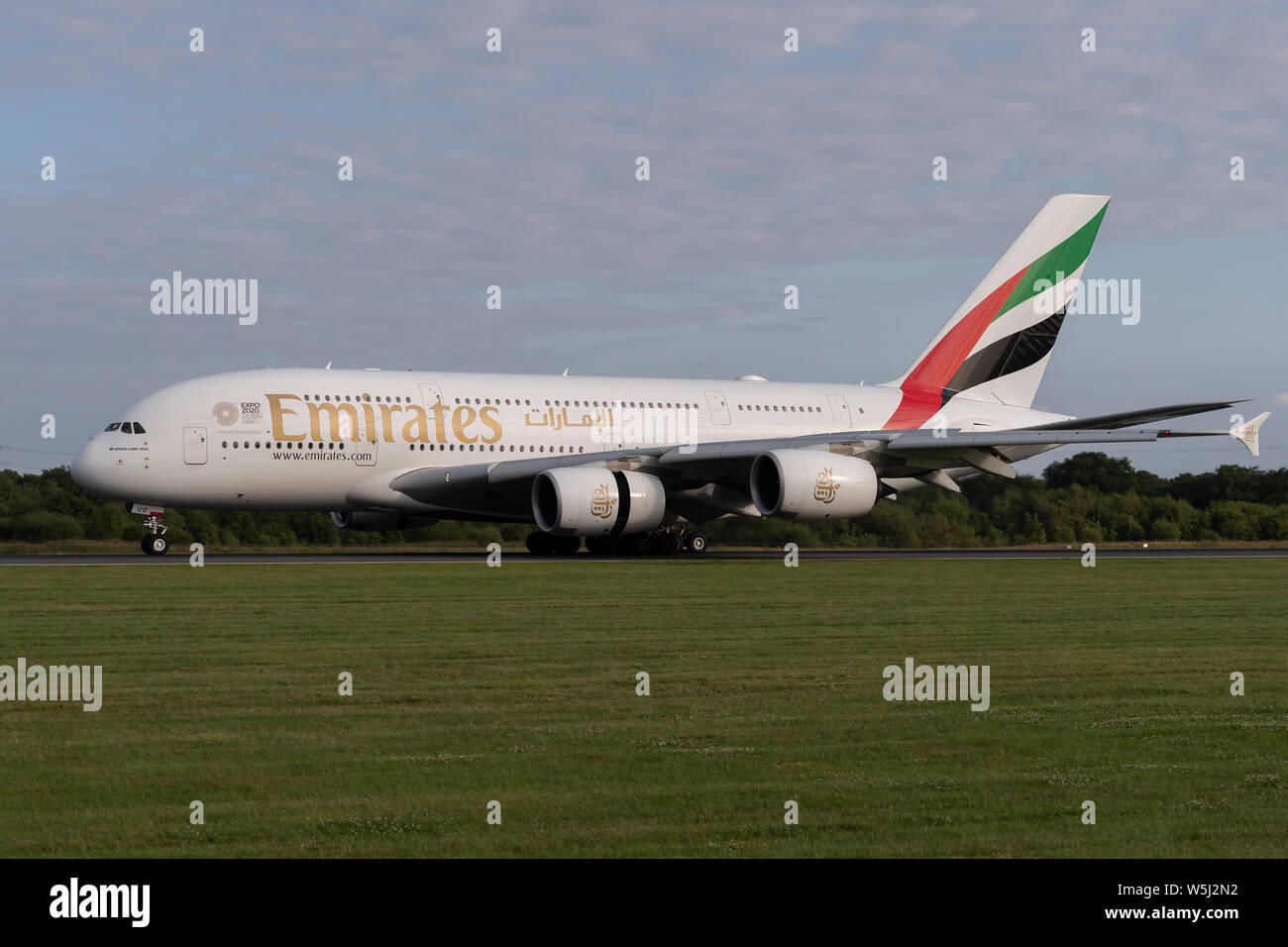 Eine Emirates Airbus A380-800 landet an der Manchester International Airport (nur redaktionelle Nutzung) Stockfoto
