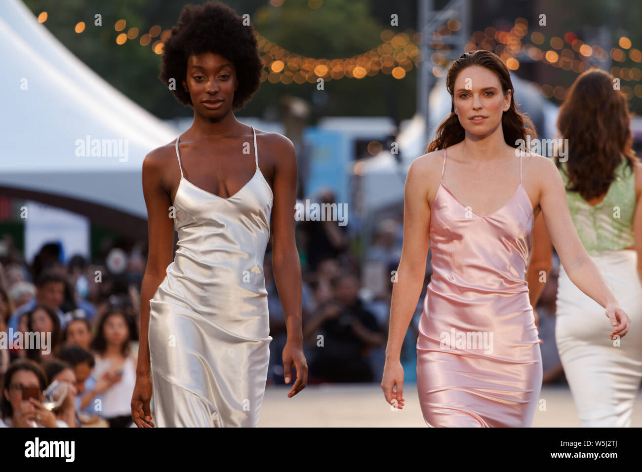 Montreal, Kanada. Zwei Modelle zu Fuß auf der Landebahn von der Arti Gogna fashion show während der Mode und Design Festival statt. Stockfoto