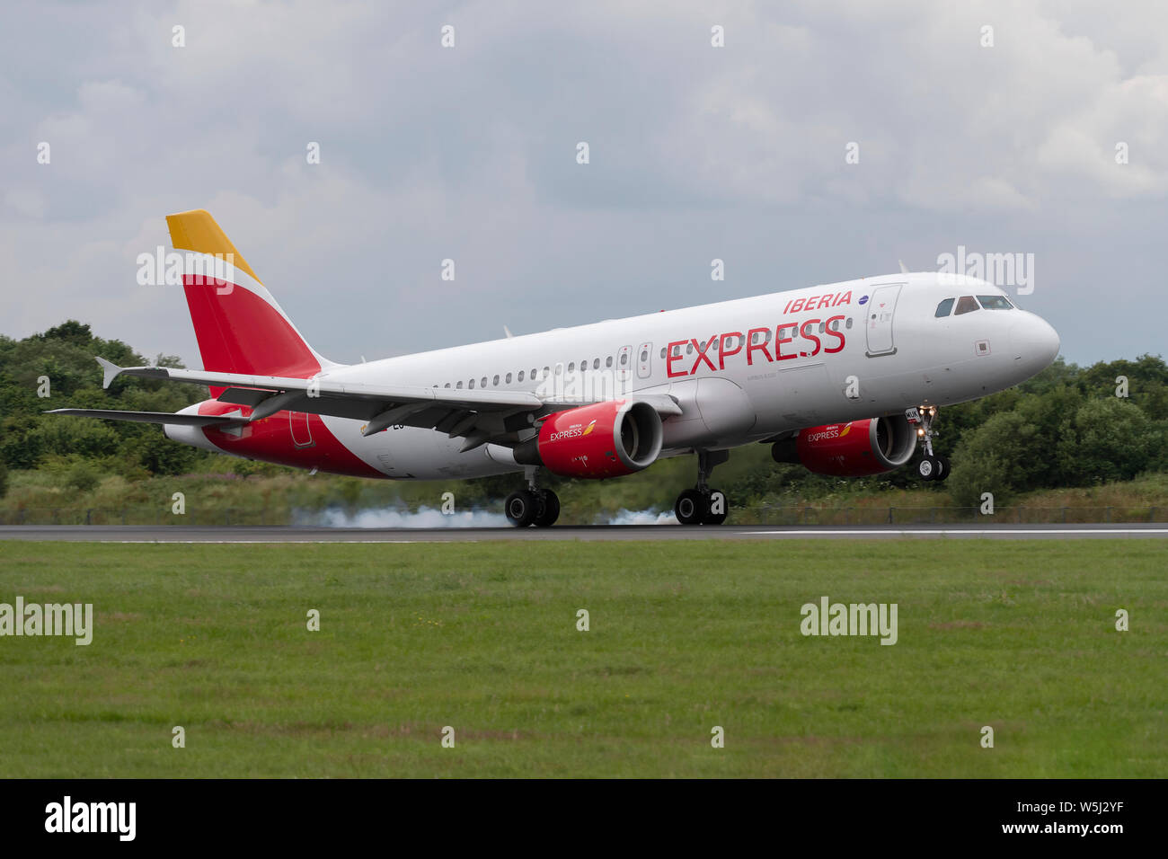 Eine Iberia Express Airbus A320-200 landet an der Manchester International Airport (nur redaktionelle Nutzung) Stockfoto