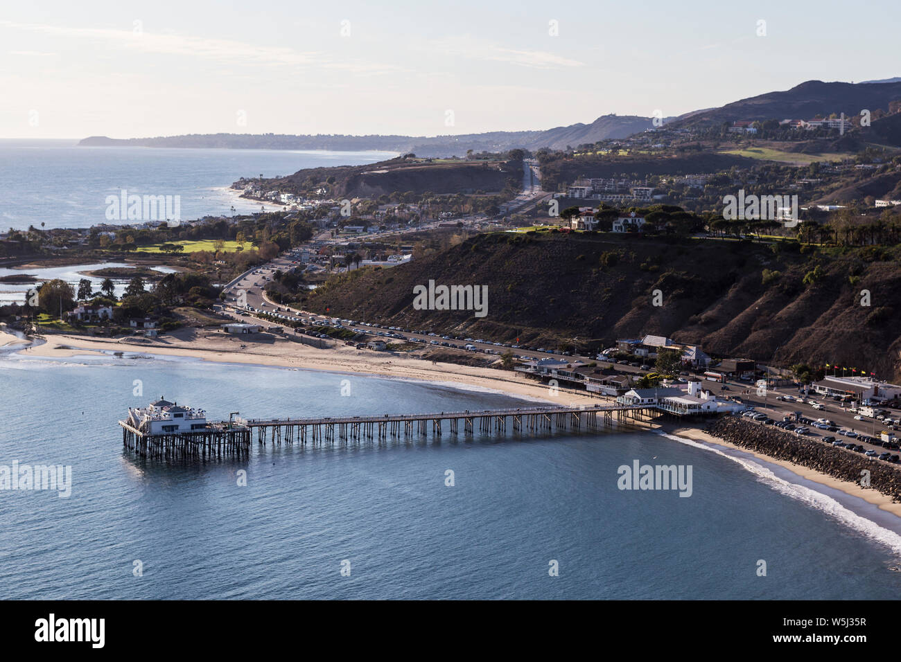 Antenne des historischen Malibu Pier, Pacific Coast Highway und die Santa Monica Mountains in der Nähe von Los Angeles in Südkalifornien. Stockfoto