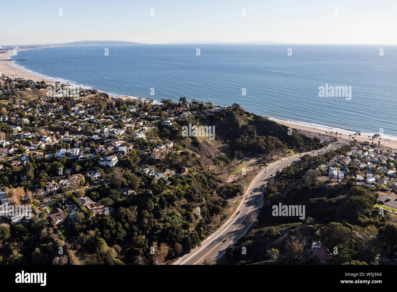 Luftaufnahme von temescal Canyon Road, Pacific Palisades und Santa Monica Bay in Los Angeles, Kalifornien. Stockfoto