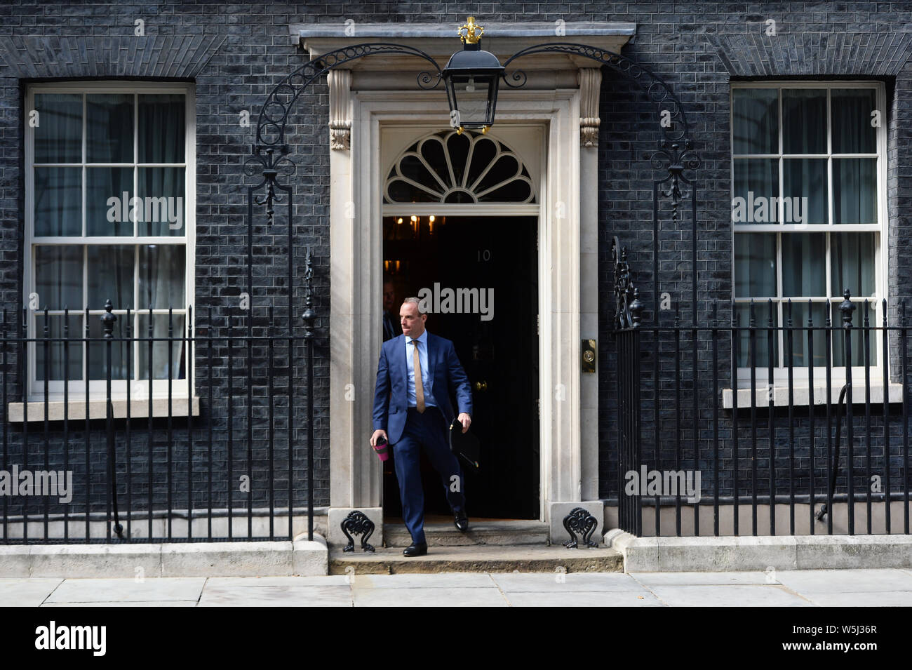 Außenminister Dominic Raab Blätter 10 Downing Street nach der ersten Sitzung des neuen Exit Strategy Committee, wie XS bekannt, an das Cabinet Office in Whitehall, London. Stockfoto
