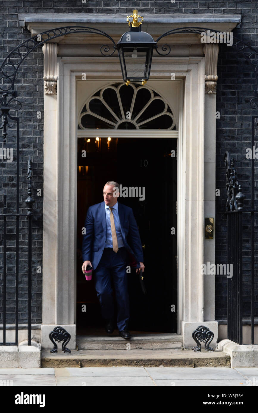 Außenminister Dominic Raab Blätter 10 Downing Street nach der ersten Sitzung des neuen Exit Strategy Committee, wie XS bekannt, an das Cabinet Office in Whitehall, London. Stockfoto