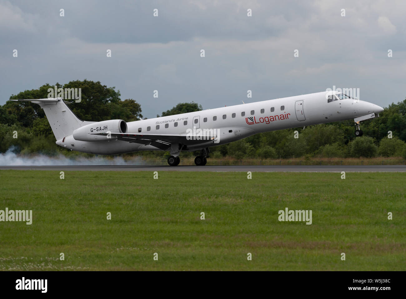 Ein loganair Embraer 145 Grundstücke an der Manchester International Airport (nur redaktionelle Nutzung) Stockfoto