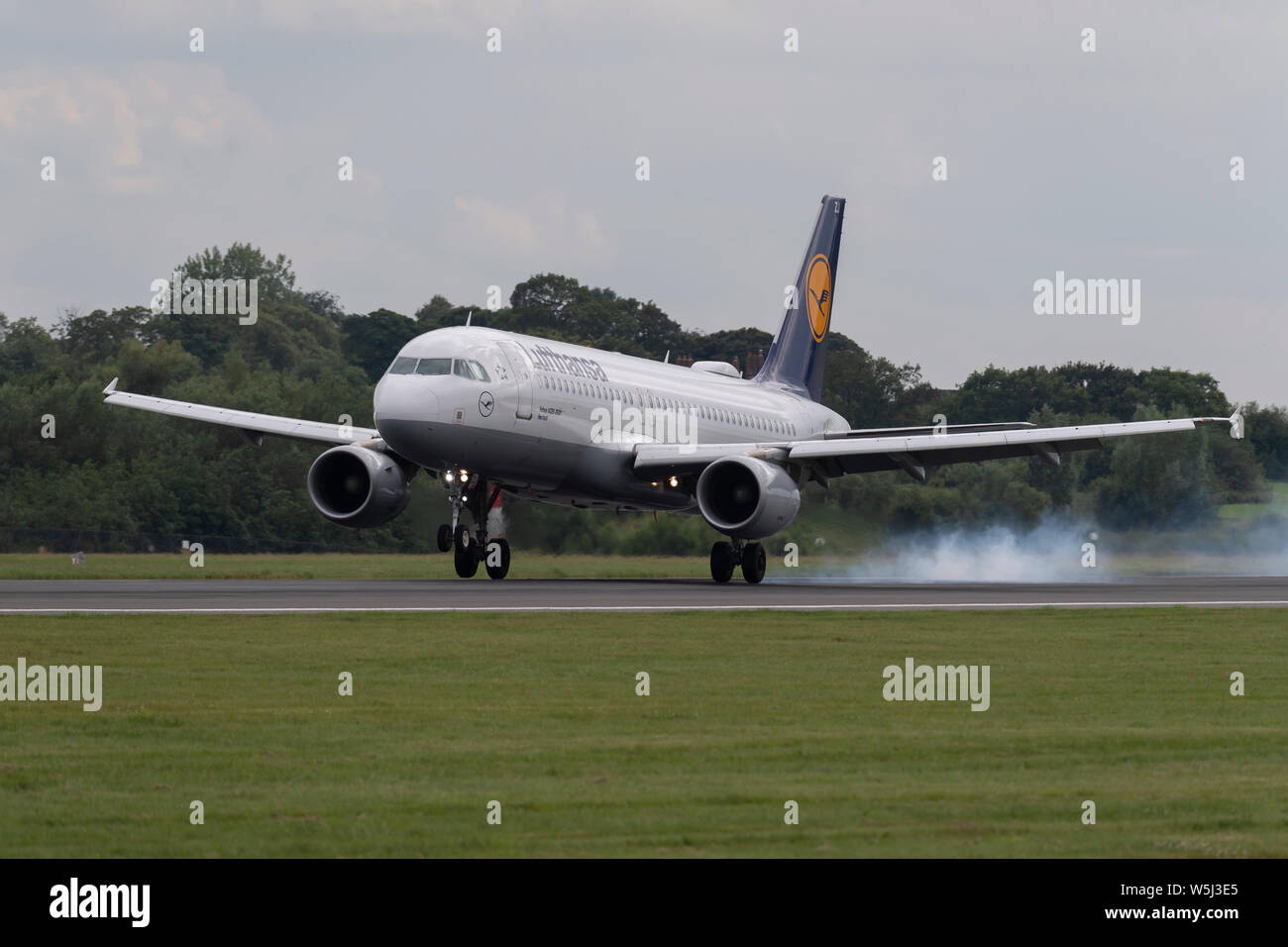 Ein Lufthansa Airbus A320-200 landet an der Manchester International Airport (nur redaktionelle Nutzung) Stockfoto