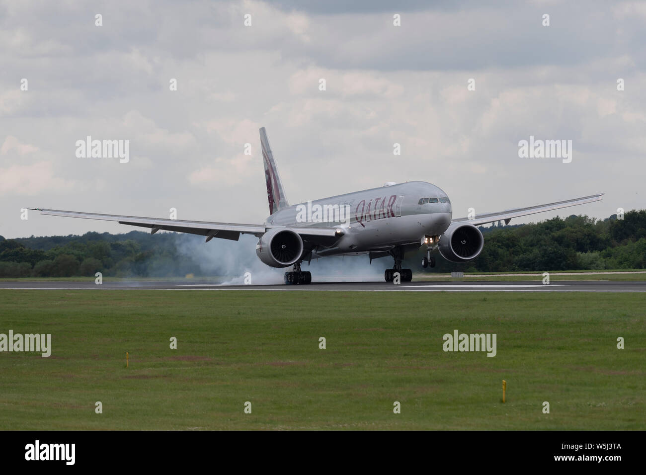 Ein Qatar Airways airliner landet an der Manchester International Airport (nur redaktionelle Nutzung) Stockfoto