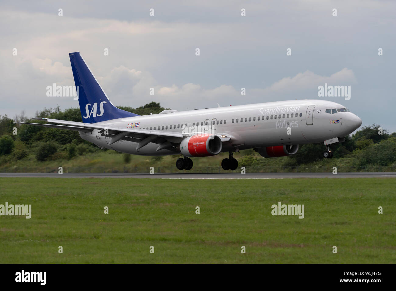 Ein SAS Scandinavian Airlines Boeing 737-800 landet an der Manchester International Airport (nur redaktionelle Nutzung) Stockfoto