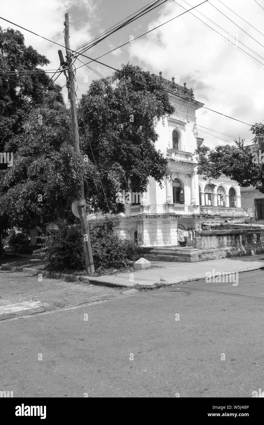 Haus in Havanna Kuba Wolken Wetter alter Stil Kolonialhaus Bogenbögen Telegrafenpfade hohe Bogenbögen außerhalb der historischen Geschichte Stockfoto