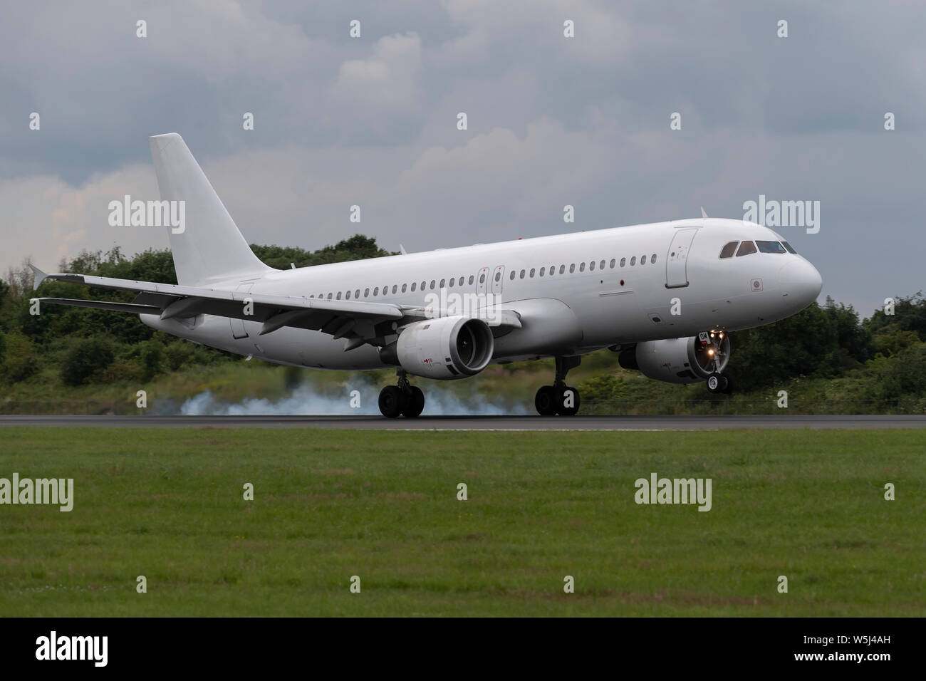 Ein SunExpress Airbus A320-200 landet an der Manchester International Airport (nur redaktionelle Nutzung) Stockfoto