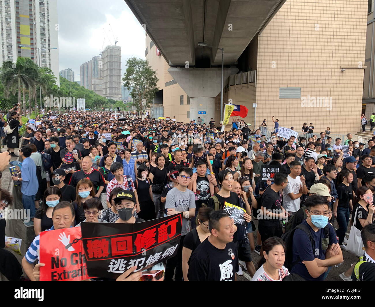 Hongkong - 14. Juli 2019: Die Masse Protest in shatin. Mehr Demonstranten Kleid in Schwarz, die auf die Straße gingen in Hongkong eine umstrittene gegen e Stockfoto
