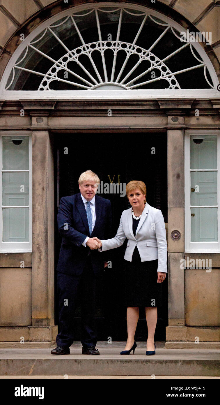 Bute House, Edinburgh, Schottland, Großbritannien. Juli 2019. Premierminister Boris Johnson trifft bei seinem ersten Besuch nördlich der Grenze seit seinem Amtsantritt vor 5 Tagen im Bute House den schottischen Premierminister Nicola Sturgeon. Stockfoto