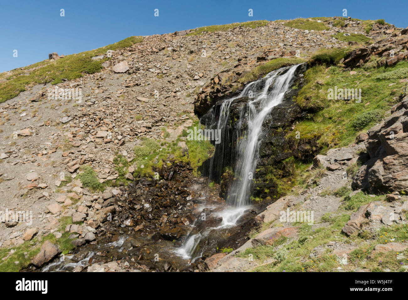 Wasserfall in der Sierra Nevada, Arroyo San Juan, in der Sommersaison. Bei 2500 m altutude, Granada, Andalusien, Spanien. Stockfoto