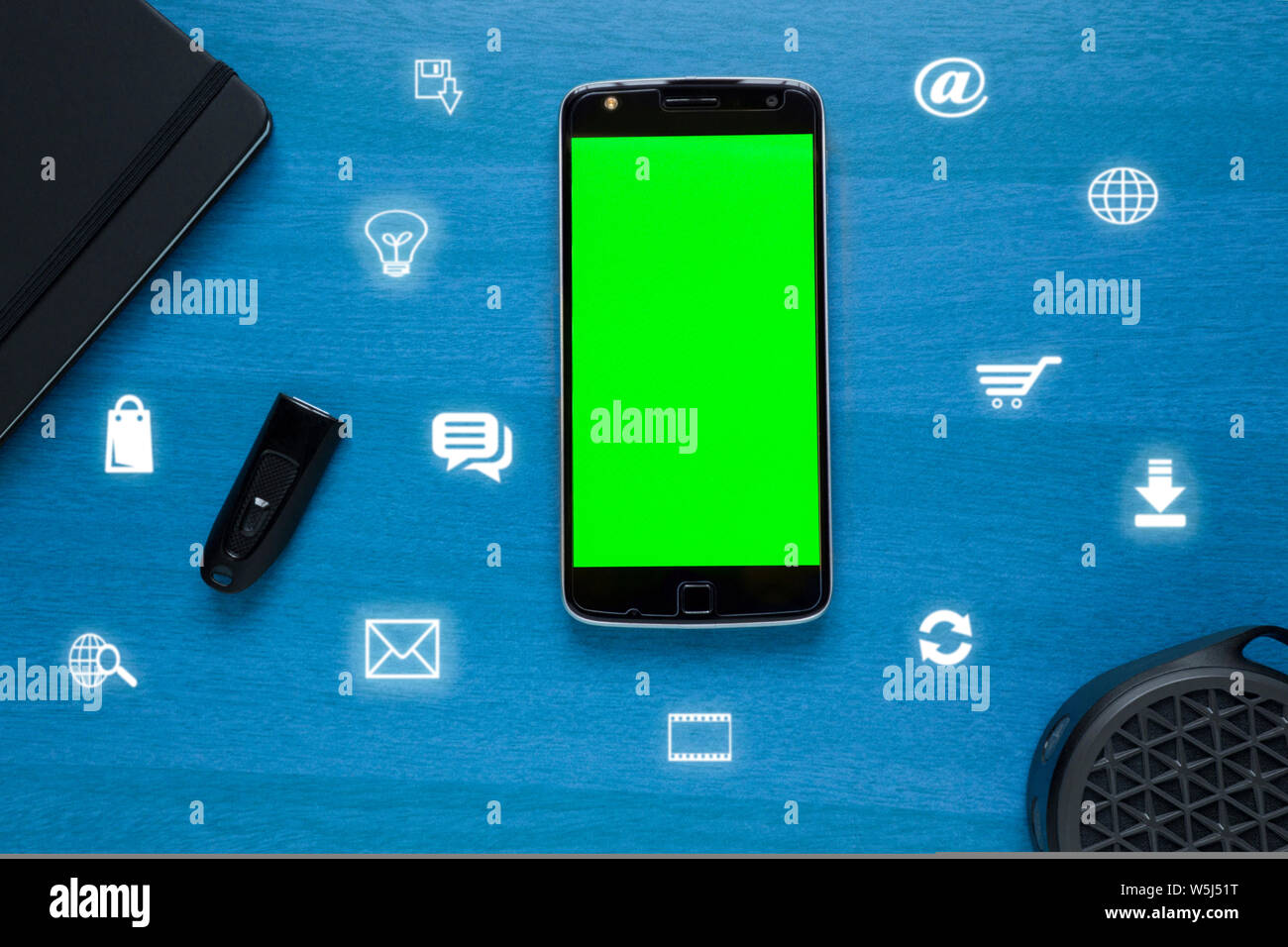 Flach Image an, das Konzept der sozialen Medien, Internet und Kommunikation mit Symbolen Stockfoto