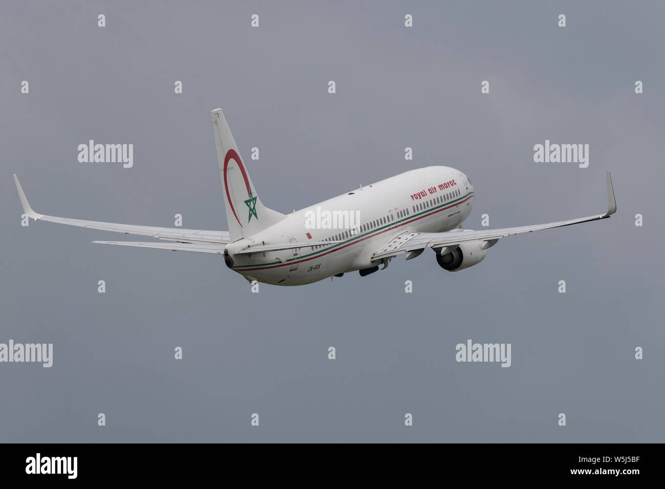 Die Royal Air Maroc Boeing 737-800 zieht aus Manchester International Airport (nur redaktionelle Nutzung) Stockfoto