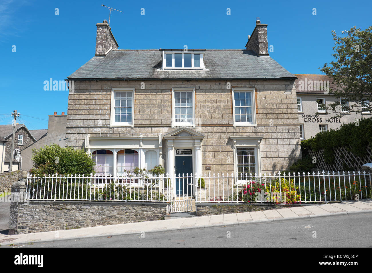 Elegantes freistehendes Haus in St Davids Stadt, Pembrokeshire, Wales, Großbritannien Stockfoto