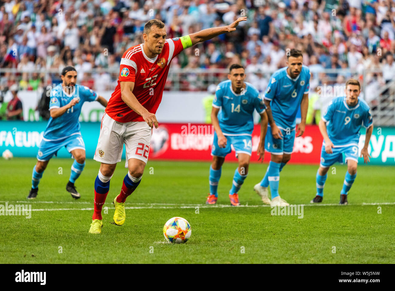 Knittelfeld, Russland - Juni 8, 2019. Russland Nationalstürmer Artem Dzyuba ein strafstoss während der UEFA EURO 2020 Qualifikation Russland v Stockfoto