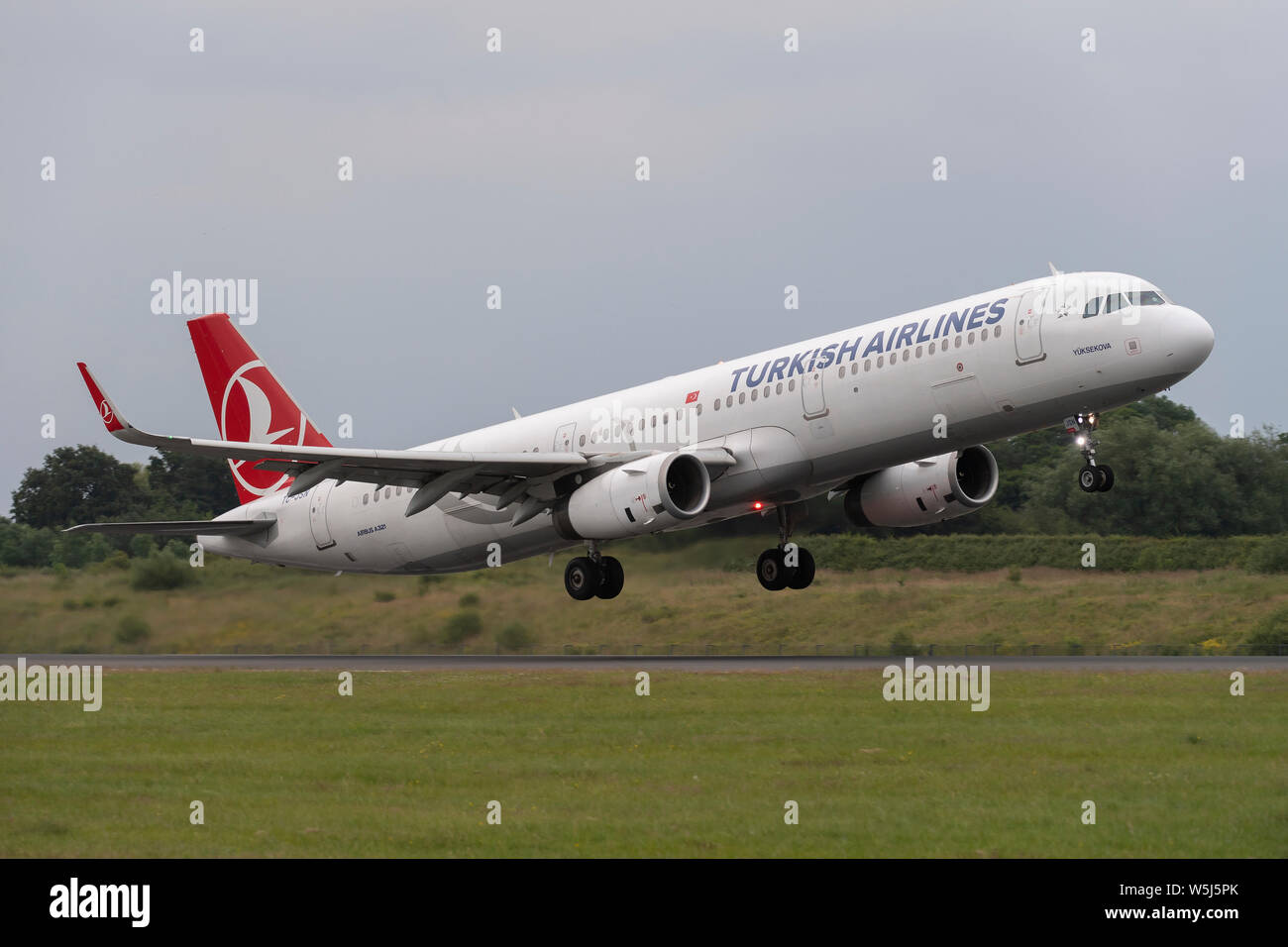 Ein Turkish Airlines Airbus A 321-200 zieht aus Manchester International Airport (nur redaktionelle Nutzung) Stockfoto