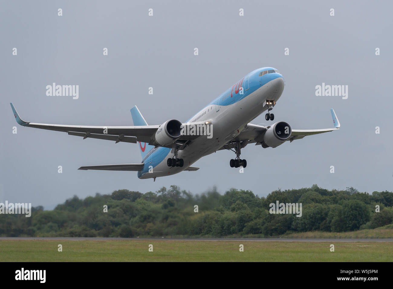 Der TUI-Airways Boeing 767-300 zieht aus Manchester International Airport (nur redaktionelle Nutzung) Stockfoto