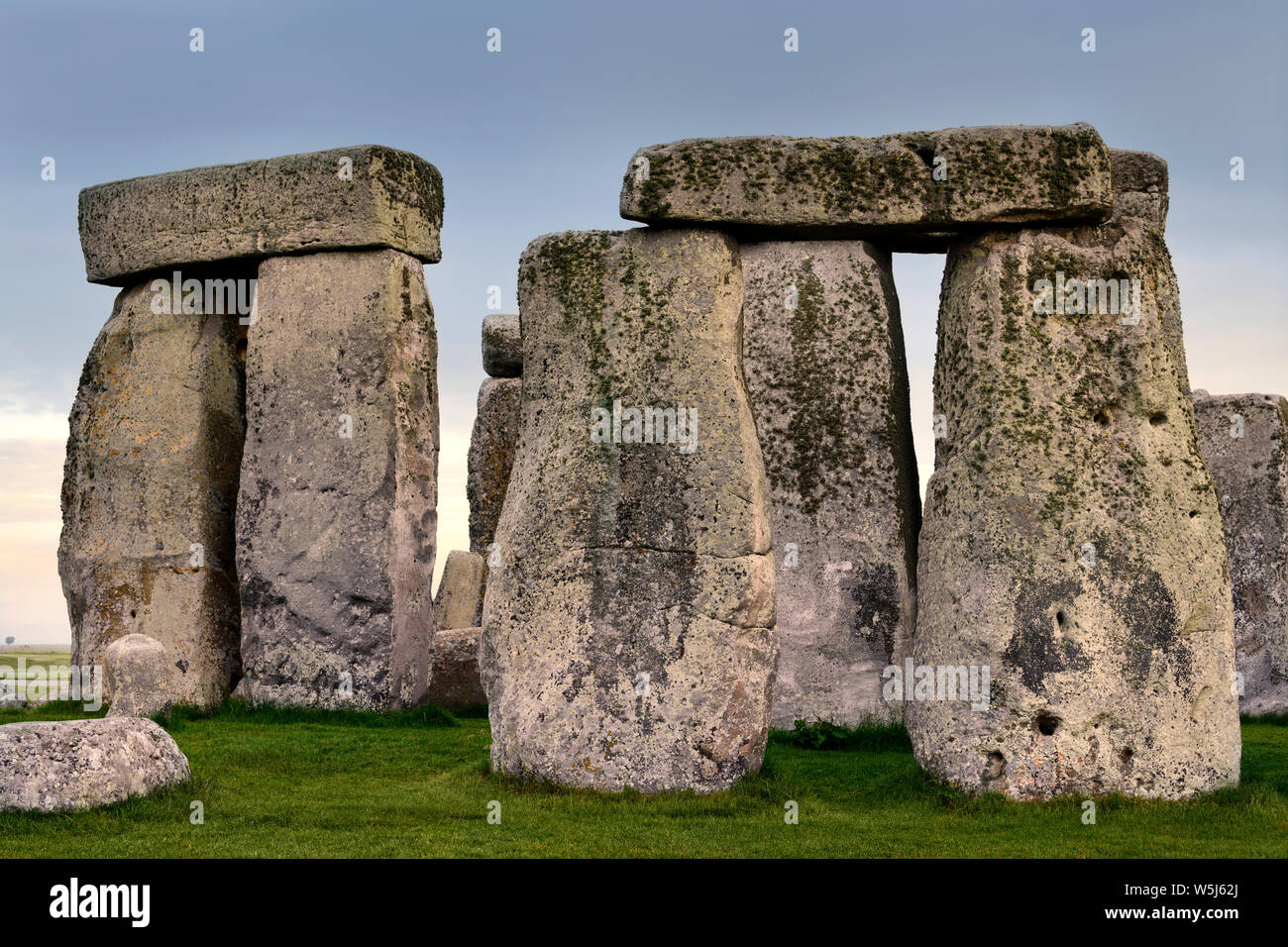 Hoch stehende Steine mit Stürze prähistorische Steinkreis in Stonehenge Ruinen auf Salisbury Plain in Wiltshire England an der ersten Ampel sunrise Stockfoto