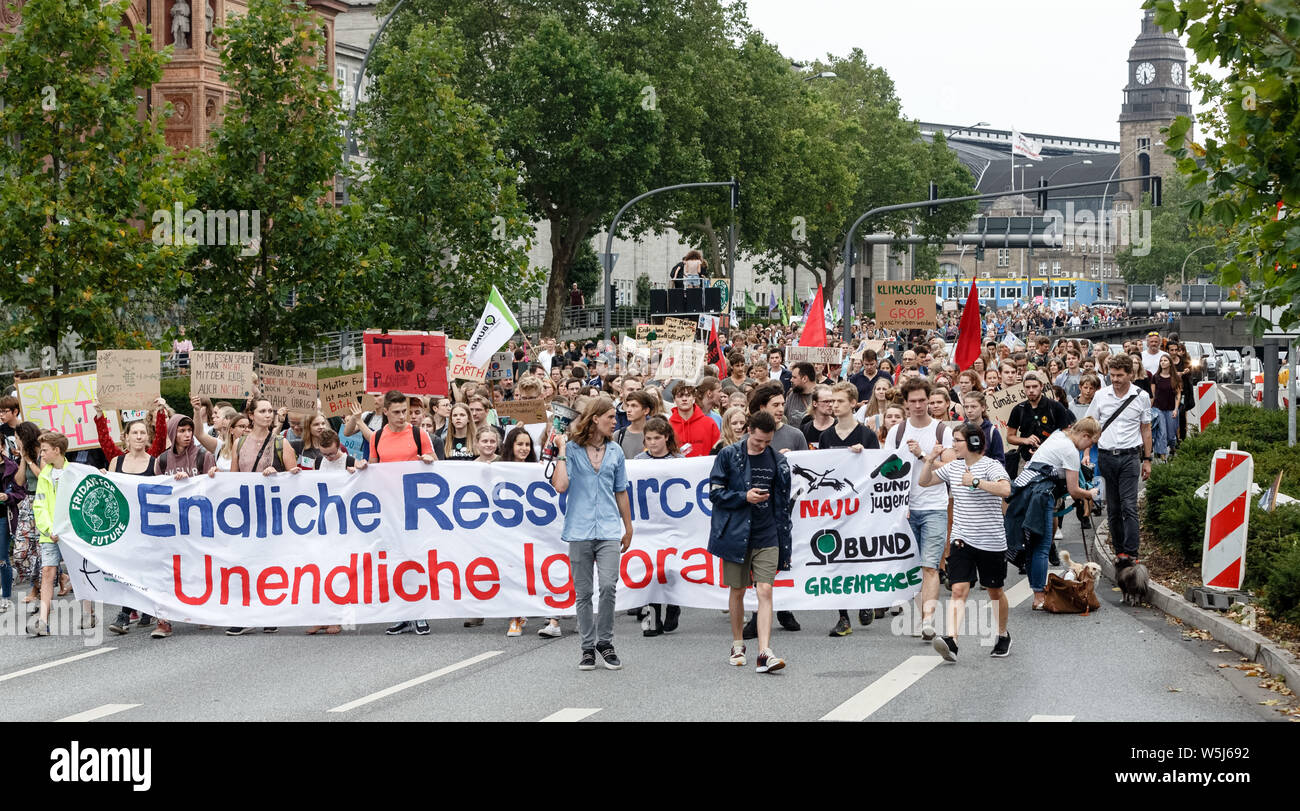 Hamburg, Deutschland. 29. Juli, 2019. Die Demonstranten zu Fuß hinter ein Banner mit der Aufschrift "Endliche Ressourcen. Earth Overshoot Day beschreibt die Zeit, zu der die natürlichen Ressourcen für das laufende Jahr verbraucht werden. Quelle: Markus Scholz/dpa/Alamy leben Nachrichten Stockfoto