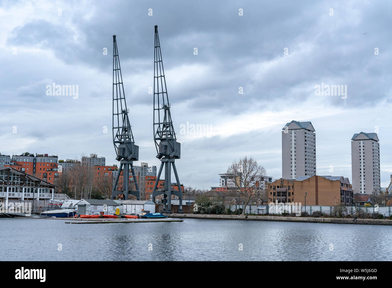 London, Großbritannien - 05.März 2019: Wohnungen und Häuser entlang der Ufer von Canary Wharf, beaufsichtigen River Side Apartments. Stockfoto