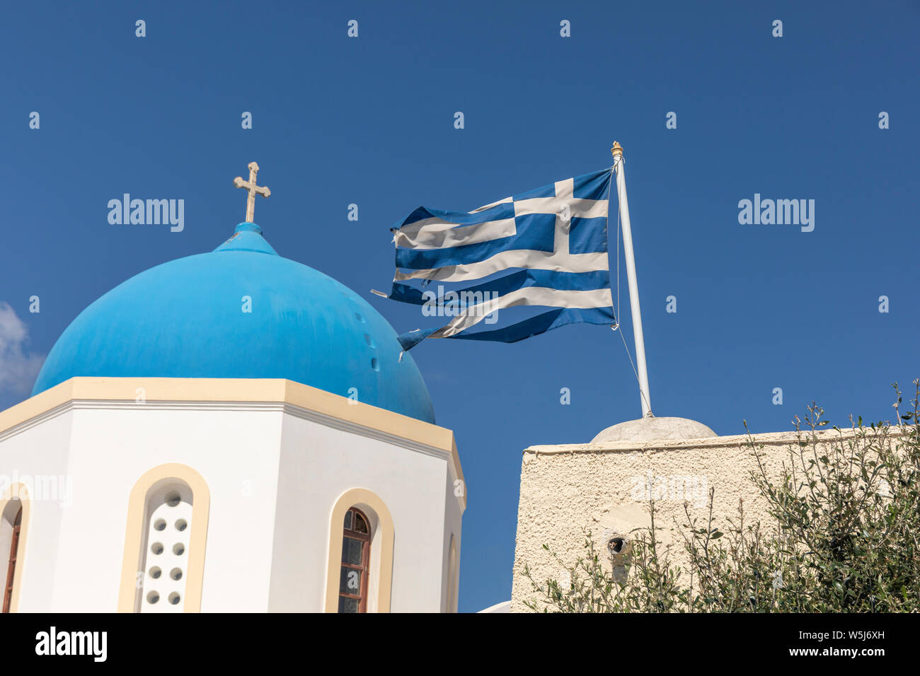 Blue Dome Panagia tonne Eisodion mit National Flagge Griechenlands in Megalochori Santorini Griechenland Stockfoto